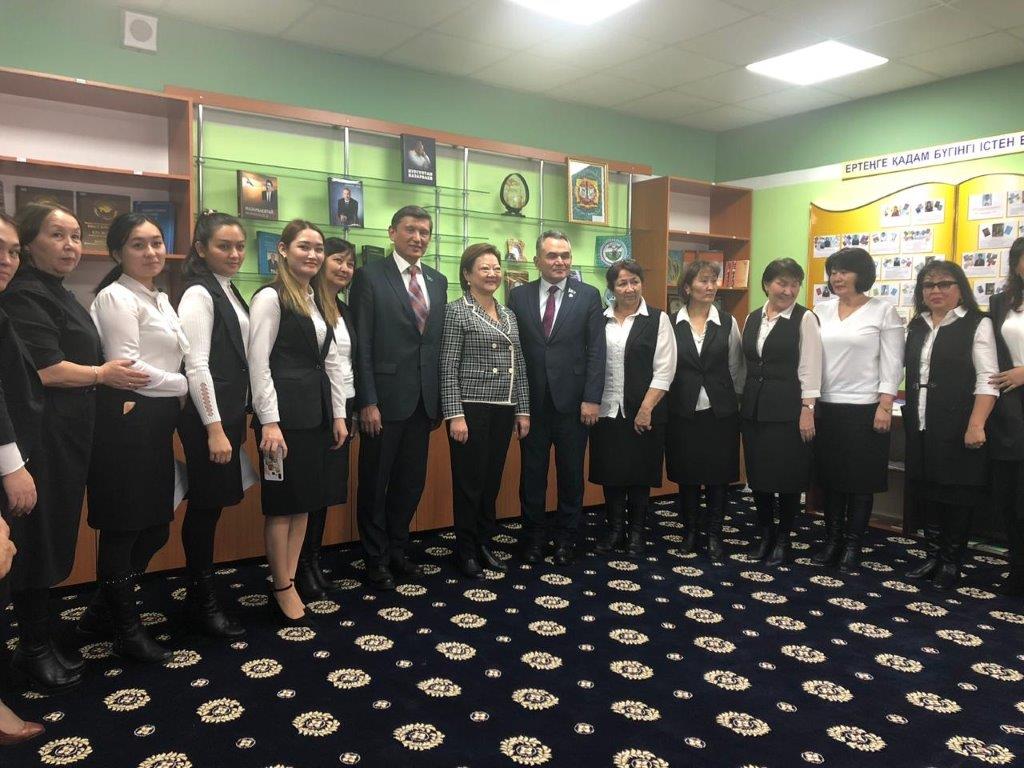 Сенаторлар Алматы қаласындағы №153 мектеп-гимназияның ұжымымен кездесті