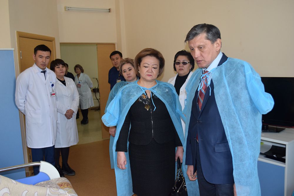 Сенаторлар Алматы маңындағы ұшақ апатынан зардап шеккендерге барды