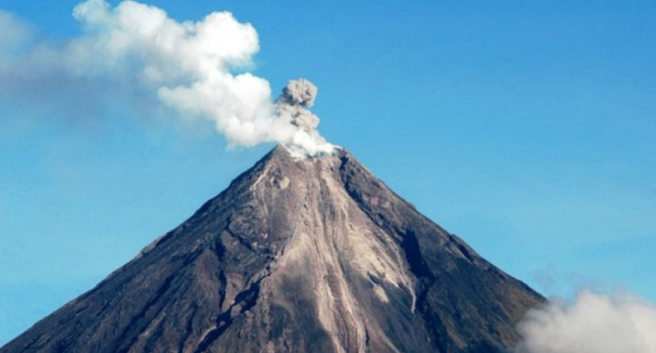Әдемі жезөкшемен жыныстық қатынас Мөлдір трусикалар, аяқтары жайылған