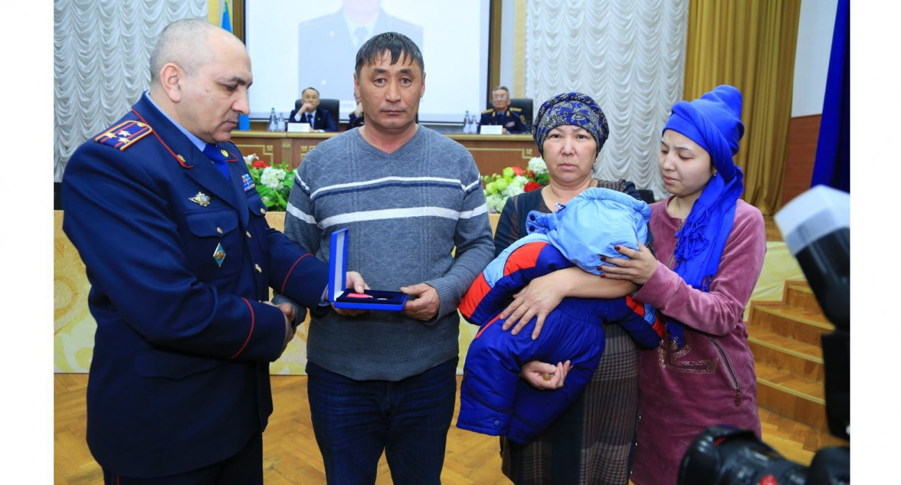 Сағаттағы үлкен сиқыр Демалыстағы кеуделі порно