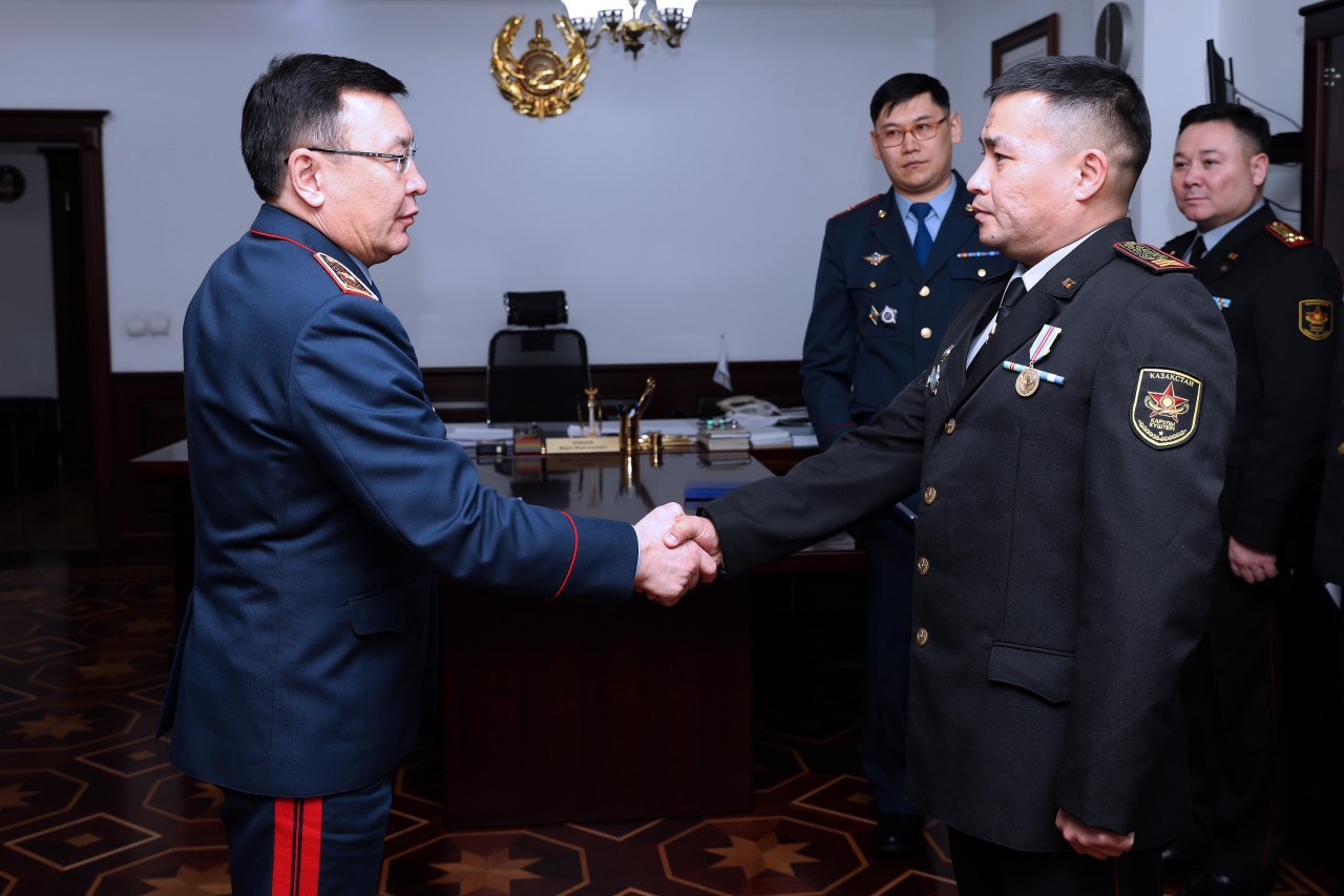 Марат Қожаев әскери қызметшілерді марапаттады