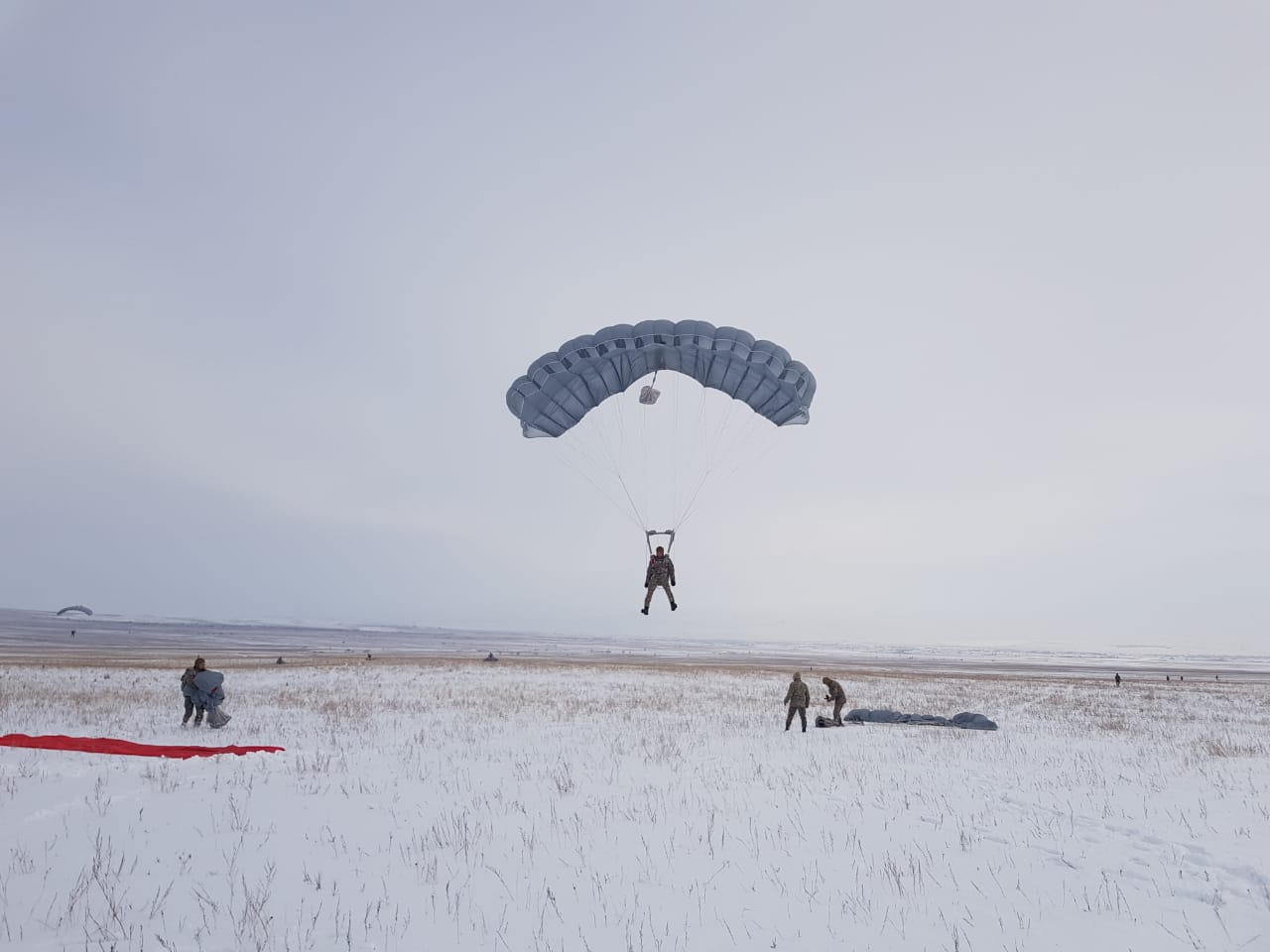 Десантты-шабуылдаушы әскерлер парашютпен секіруді орындады