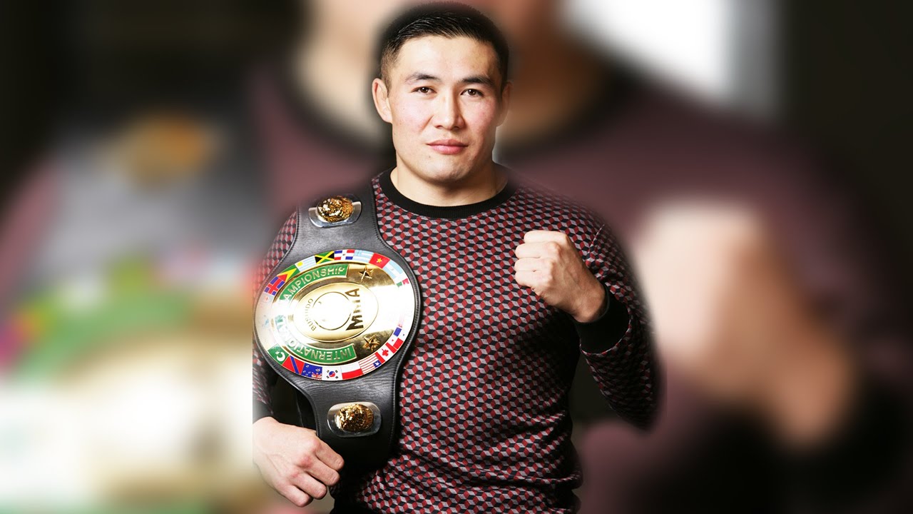 Үстел үстінде брюнетканы блді Өте кішкентай тесік және өте үлкен мүшесі порно