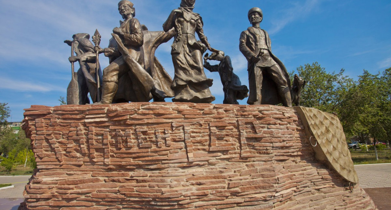 Еркектер қолында сиськи