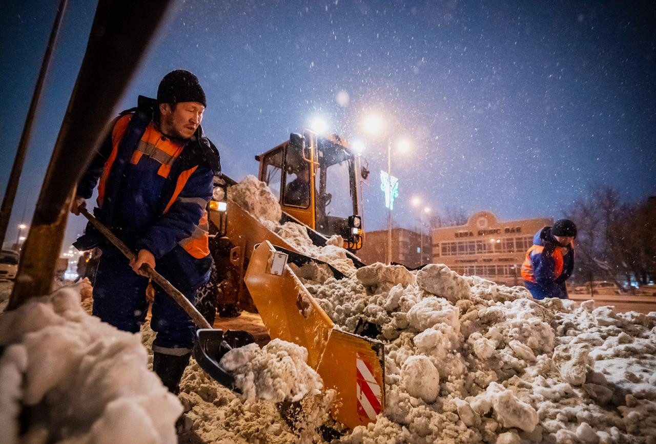 Елорданың коммуналдық қызметтері қаланы қалың қардан тазалауда