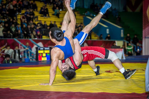 Күрес: Алғашқы күні үш қола