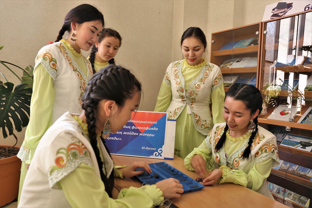 Қыздар университетінде Абайға арналған әдеби байқау өтті