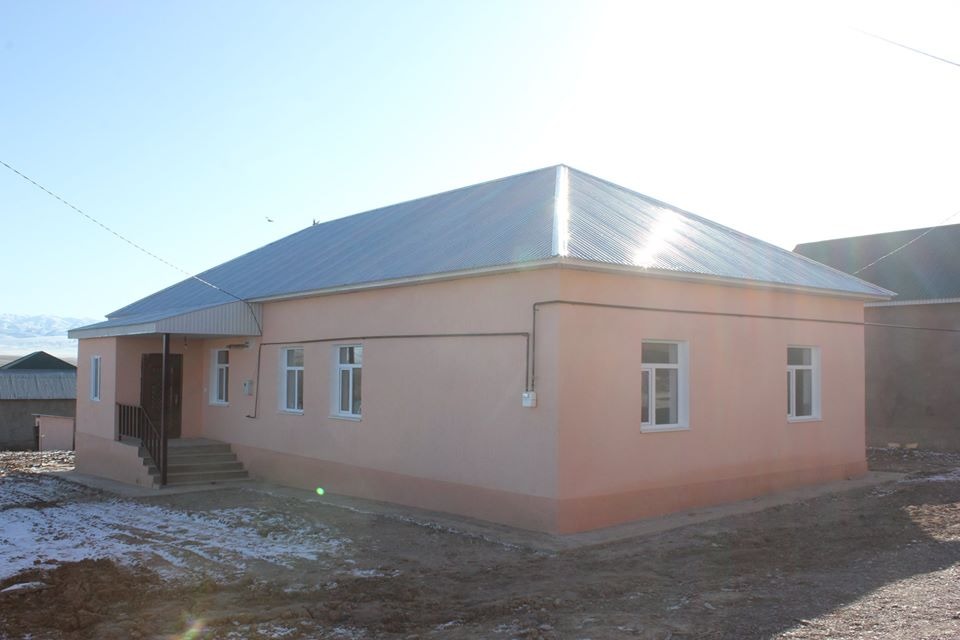 Кәсіпкер баспана тауқыметін тартқан анаға 4 бөлмелі үй салып берді