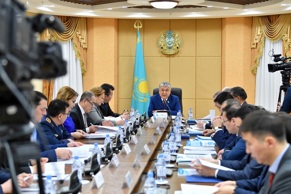 Сенаторлар: Отандық кадрларды даярлау арқылы шетелдік қызметкерлерді ауыстыру керек