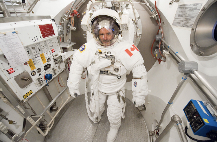 Ғарышта адам қалай ұйықтайды?