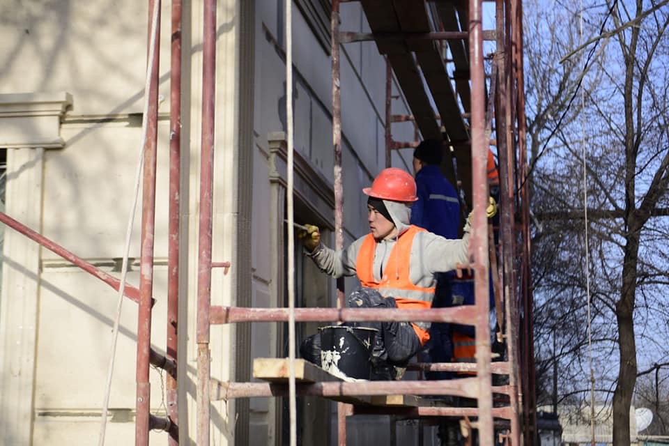 Шымкентте көп қабатты тұрғын үйлердің сыртқы қасбеті әрлене түсуде