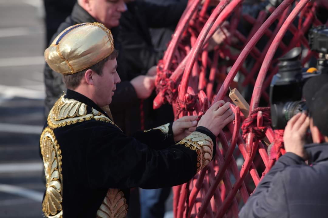 Түркістан облысында тұратын ұлт пен этнос өкілдері киіз үйді бірлесе тікті