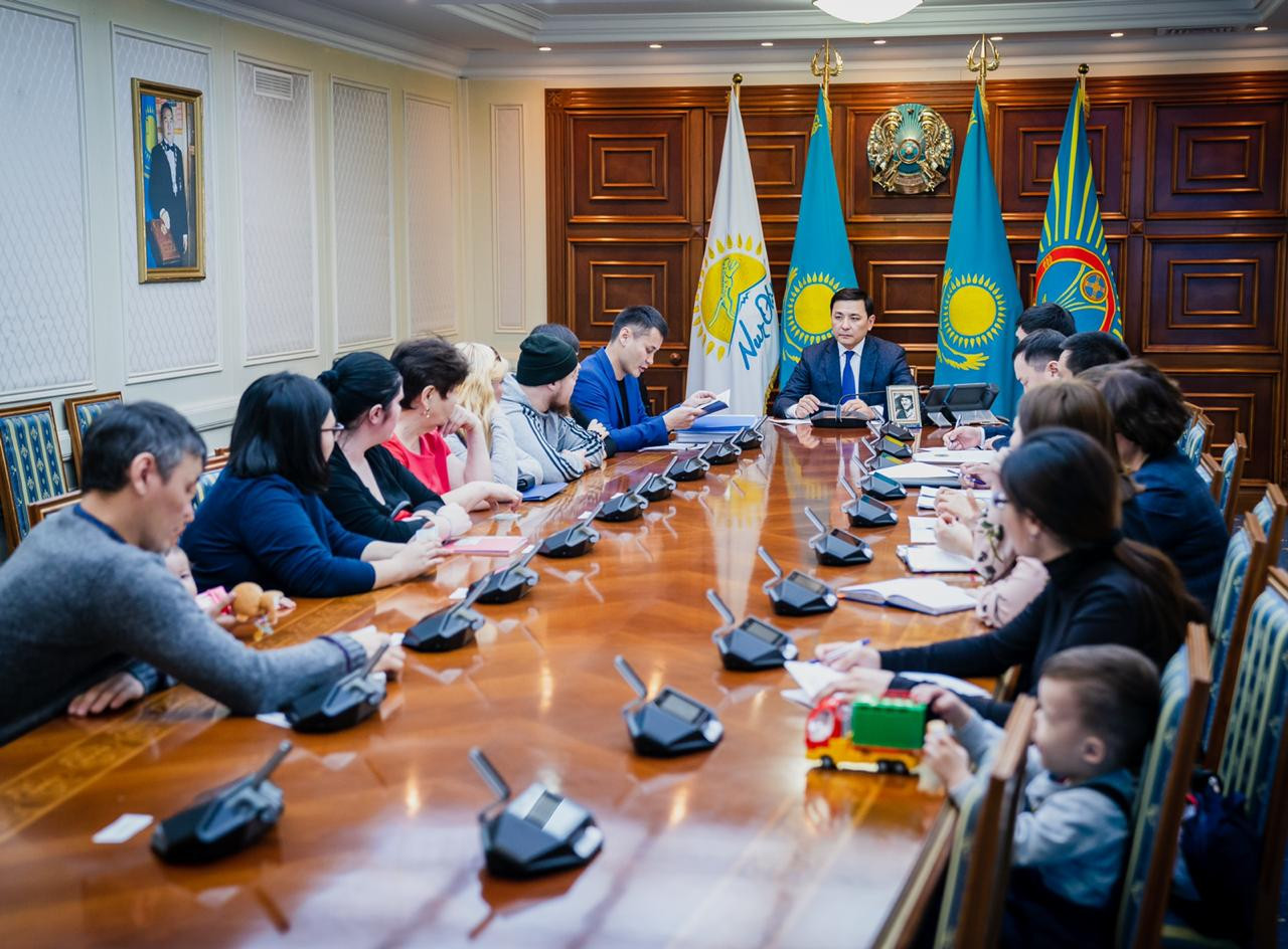 Елорда әкімі Алтай Көлгінов балалар үйінің түлектерімен кездесті