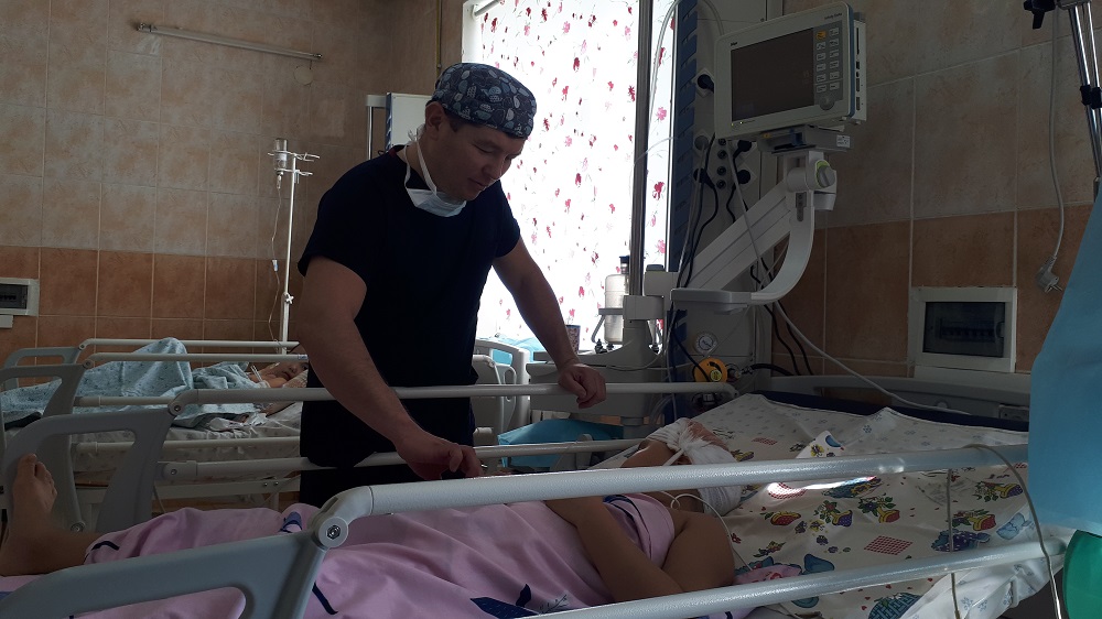 Ақтауда 7 жасар қыз балаға күрделі ота жасалды