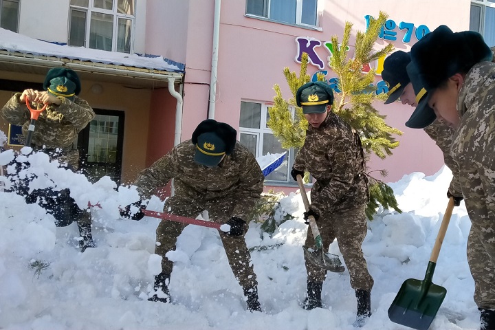 «Жас Ұлан» мектебінің тәрбиеленушілері бала-бақша аумағын қардан тазартты