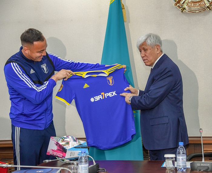 Алматы облысының әкімі «Жетісу» футбол командасымен кездесті