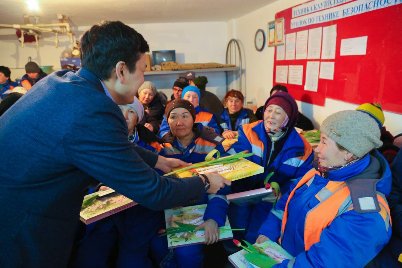 Jas Otan белсенділері қыз-келіншектерді құттықтады