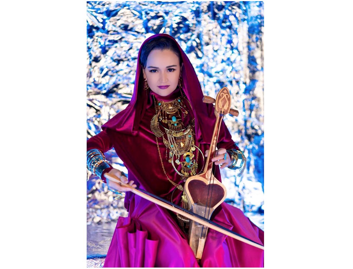 Қобызын аялаған Ақерке