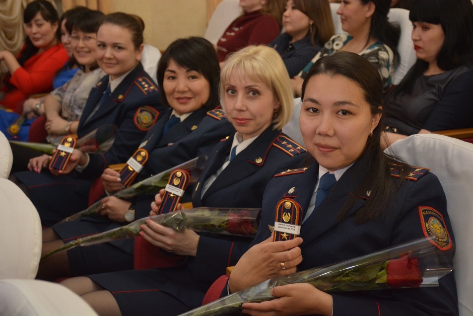 Полиция қатарындағы 37 қыз-келіншек марапатталды