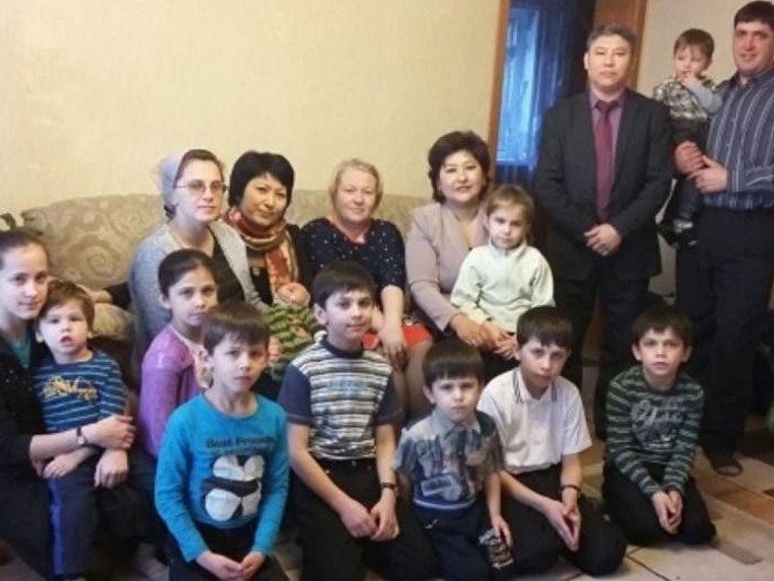 Көп балалы отбасын құттықтады