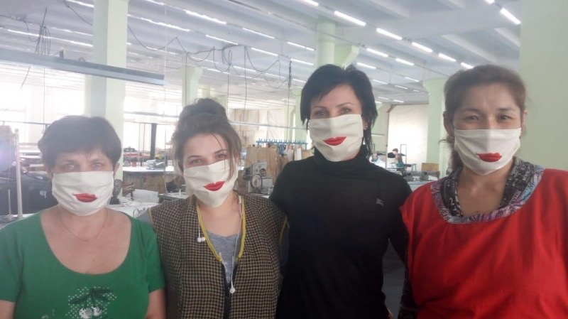 Қарағандылық ісмерлер «Кет, COVID-19!» деген жазуы бар маскалар тіге бастады