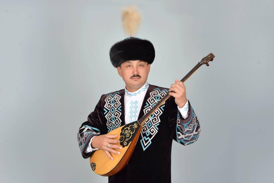Қарағанды: Арқаның дүлдүл әншісі «Егемен» оқырмандарына ән салып берді
