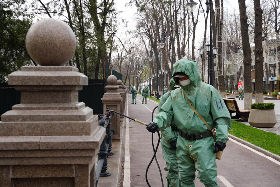 «30 кг жүкті арқалап жүру оңай емес»: Шымкентте дезинфекциялық жұмыстар жүріп жатыр