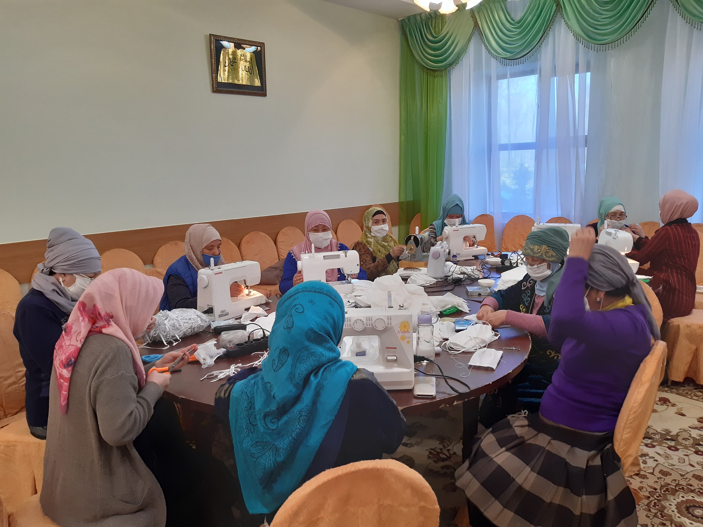 «Халифа Алтай» мешітінде бетперде тігілуде   