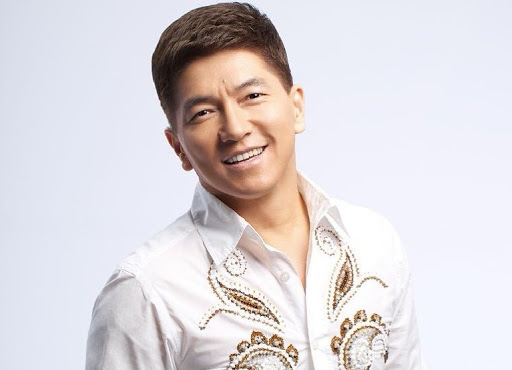 Сәкен Майғазиев онлайн режимде концерт өткізіп жатыр (видео)