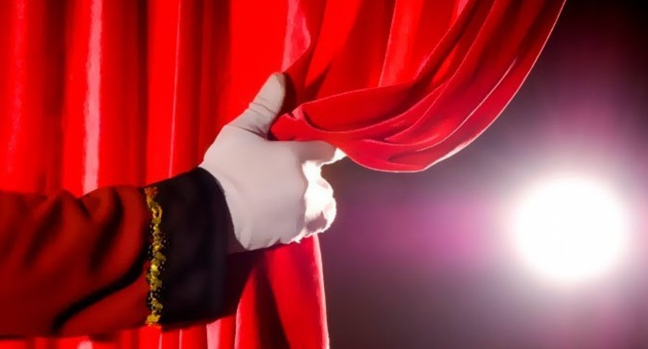 Сәнді шұлықтар мен әдемі аяқтардағы секс