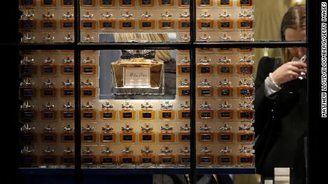 Франция: Dior, Guerlain, Givenchy енді бетперде тігуге көшті