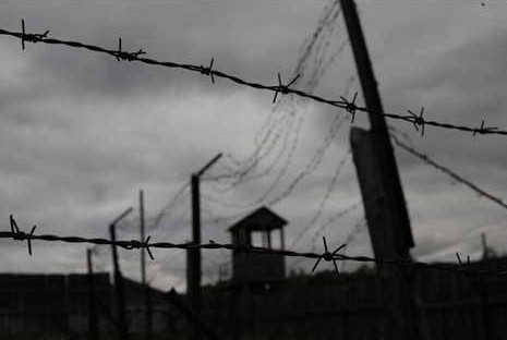 Емізік бұралған топтық порно