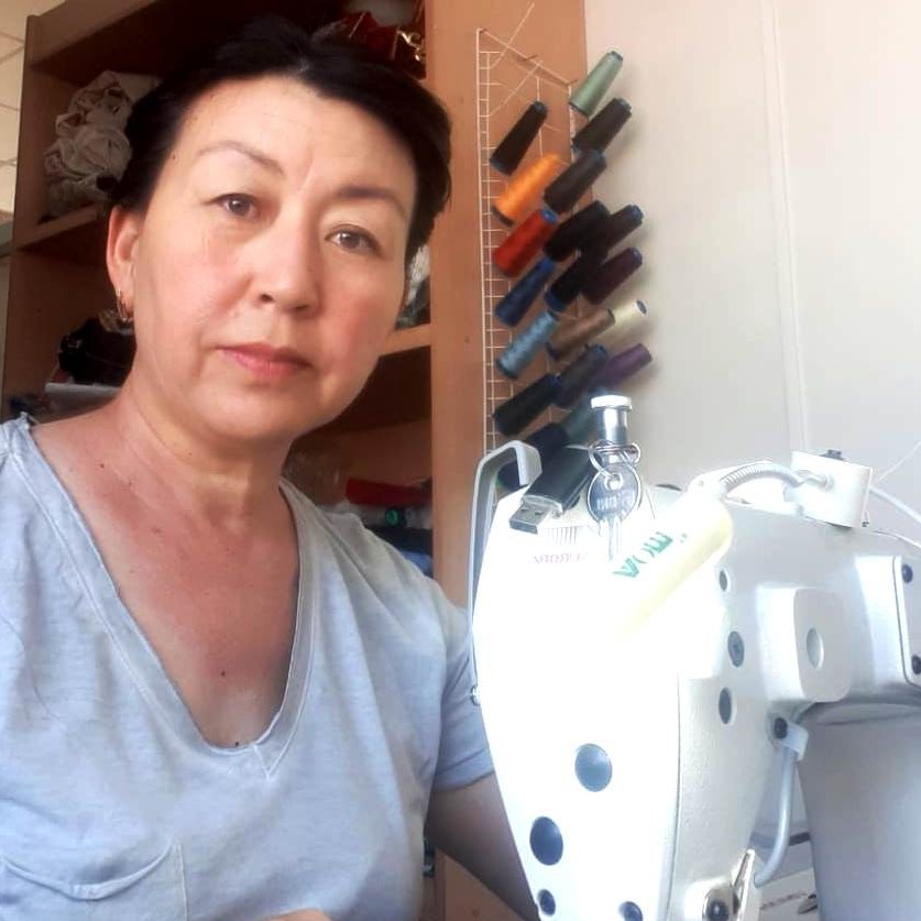 Ақсулық тігінші онлайн режимде маска тігуді үйретуде