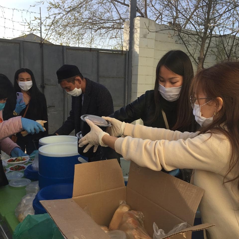 Маңғыстаулық кәсіпкерлер медицина қызметкерлерін үш мезгіл ыстық тамақпен қамтамасыз етуді қолға алды