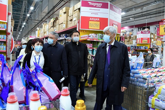 Амандық Баталов дүкендегі баға тұрақтылығына бақылау жүргізді