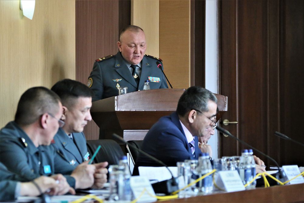 Атырау облысының әкімі әскерилерді қабылдады