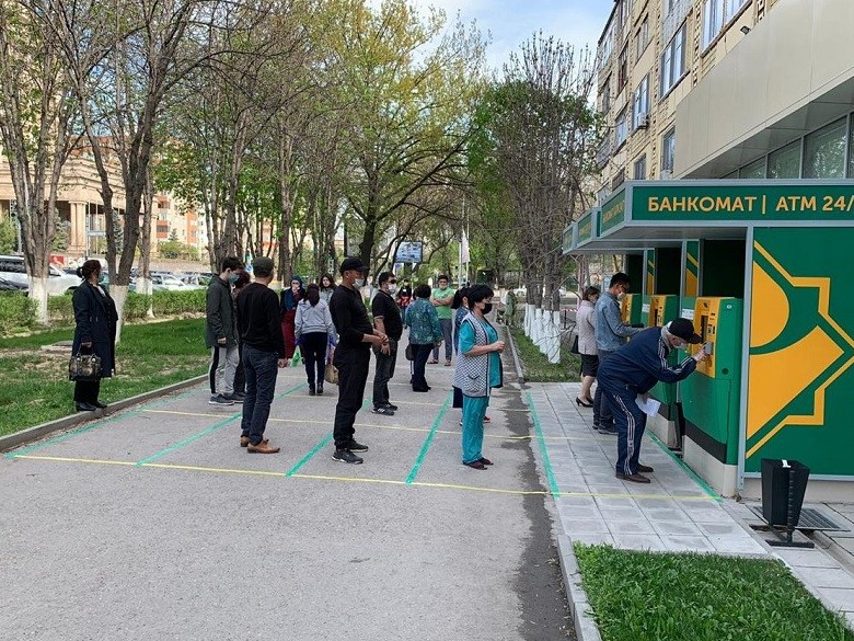 Шымкентте банк қызметін пайдаланушылар үшін арақашықтық белгілері жасалды