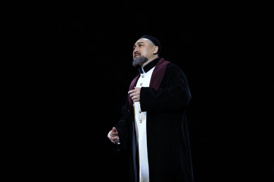 Сахнадағы Абай бейнесін кім қалай сомдады?