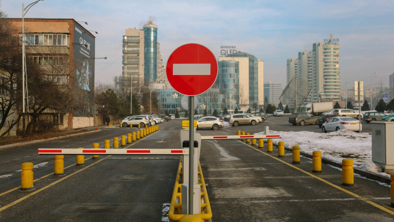 Алматы: Қала ішінде себепсіз жүруге қатаң тыйым салынады