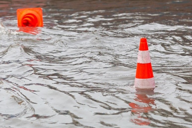 Қостанайда үй астынан су шығып жатыр