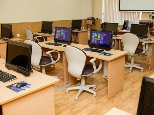 Атырау: Мұнай компаниясы оқушыларға 1200 компьютер сыйға тартады