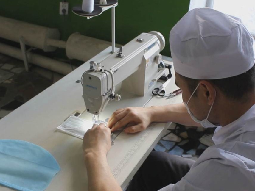 Атырау: Түрмедегілер 20 мыңнан астам медициналық маска тігіп, сыйақы алды