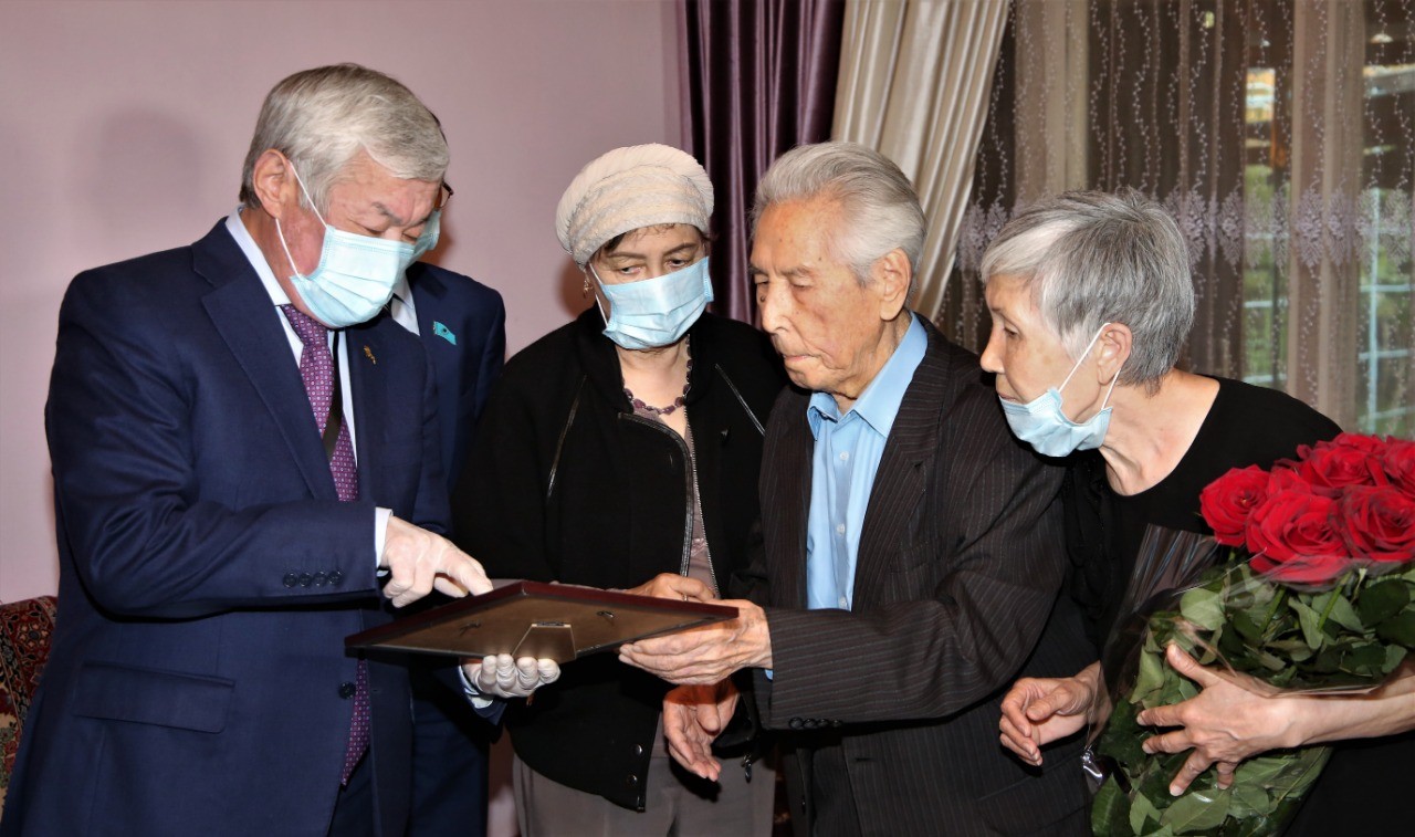 Президент жамбылдық ардагерді мерейтойымен құттықтады