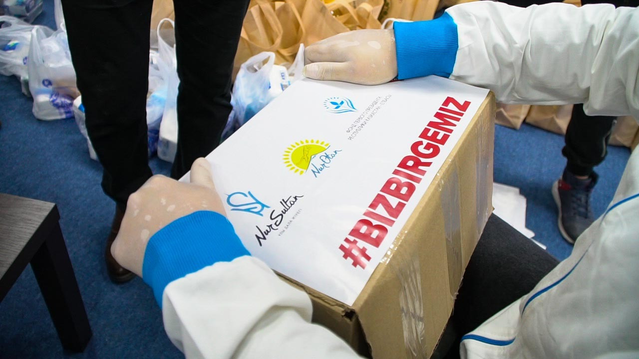 «Болашақ» бағдарламасының түлектері елордалық дәрігерлерге қайырымдылық көмек көрсетті