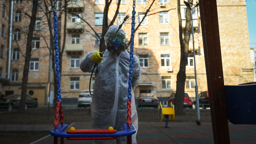 Ерікті әкімдіктен дезинфекция құралдарын сұратып аула тазартып жүр