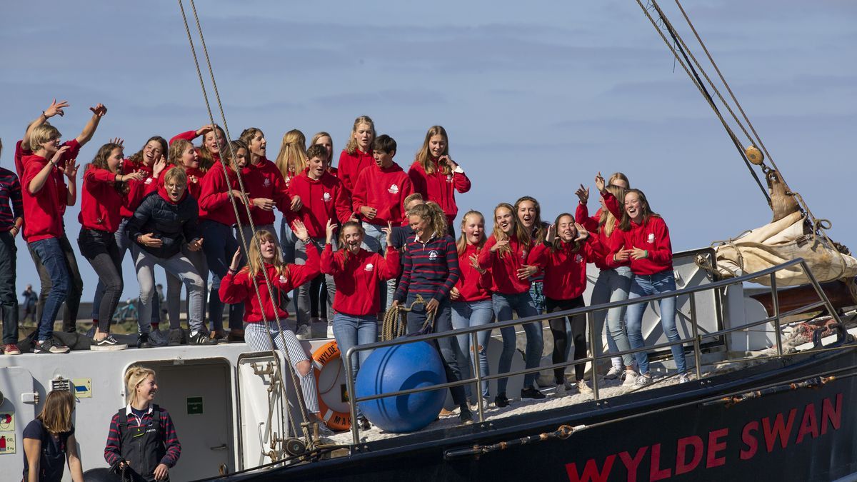Кариб аралдарында қамалған нидерландиялық оқушылар үйлеріне оралды