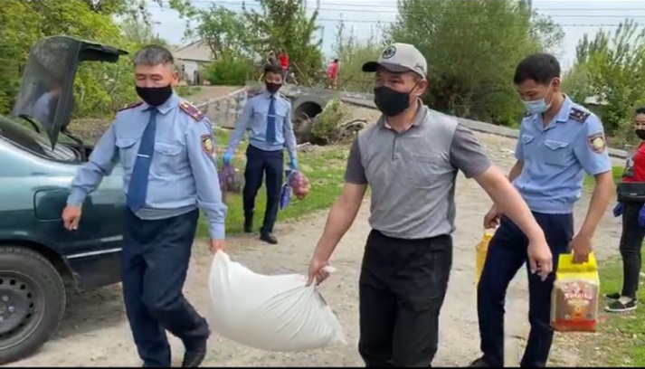Жетісу полицейлері мұқтаж отбасыларға әлеуметтік қолдау жасады