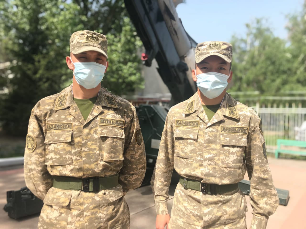 Әскерилер қарт адамға алғашқы көмек көрсетті