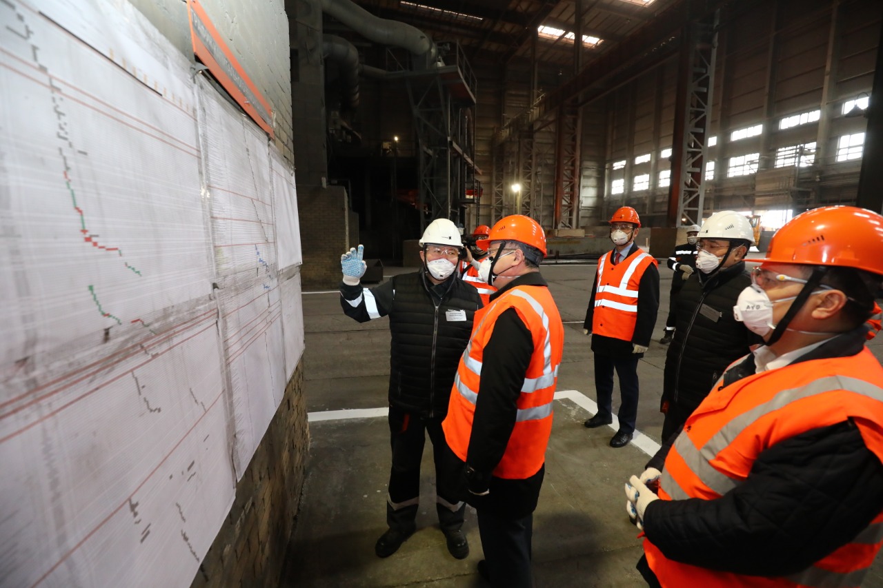 О.Оразалин  «Қазхром» ТҰК» № 4 балқыту цехындағы  пешті қыздыру рәсімін бастап берді