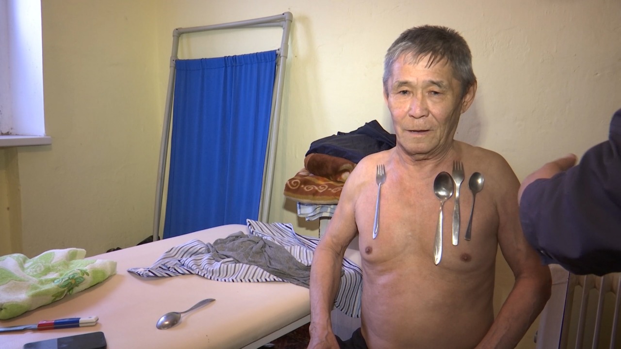 Атырау: «Магнит адам» массаж жасайды